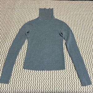 🌻 SALE 5/$50 or 10/$75 🌻 Gap turtleneck top/light sweater top heather blue